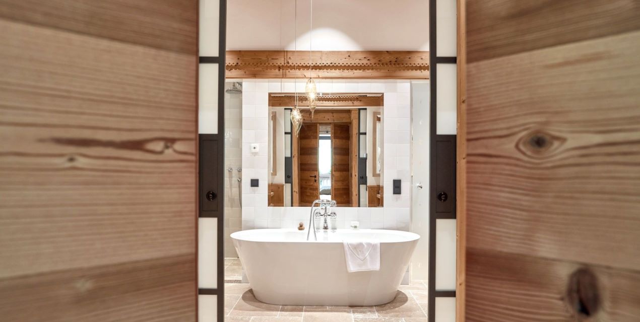 Desinger bathroom with bathtube