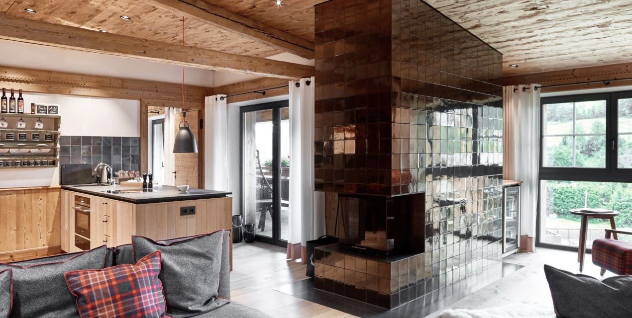 Open living room with fully equipped kitchen and open fire place