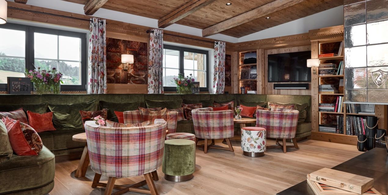 Salon with open fire place, cosy seating options and bar  II