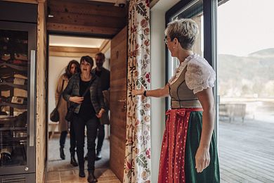 Die gute Fee heißt die Gäste herzlich willkommen