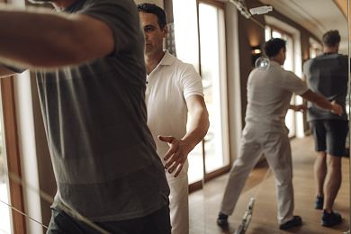 Ein Personal Trainer steht auf Nachfrage gerne zur Seite